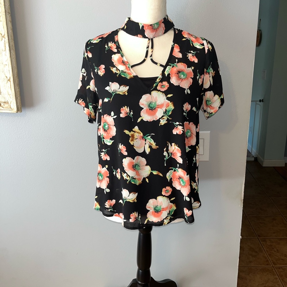 Womens floral shirt size small short sleeve collar and neckline details